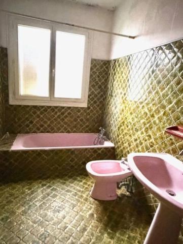 MIRANDE(32): MAISON TRADITIONNELLE 1975, 4 chambres, AU CALME, piscine couverte, 3000m2 terrain, impasse