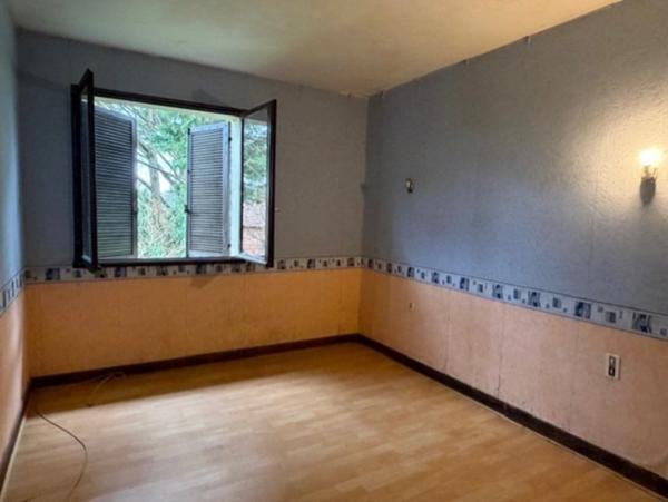 MIRANDE(32): MAISON TRADITIONNELLE 1975, 4 chambres, AU CALME, piscine couverte, 3000m2 terrain, impasse