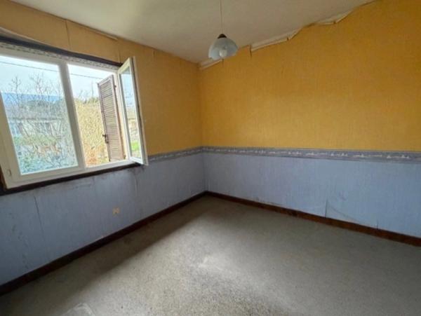 MIRANDE(32): MAISON TRADITIONNELLE 1975, 4 chambres, AU CALME, piscine couverte, 3000m2 terrain, impasse