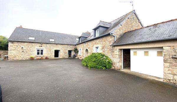 2 mn de tous commerces - Très belle maison en pierres sur 1639 m2 de terrain