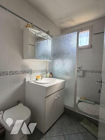 Idéalement située à proximité immédiate des facultés, du métro et des commerces, cette maison b...