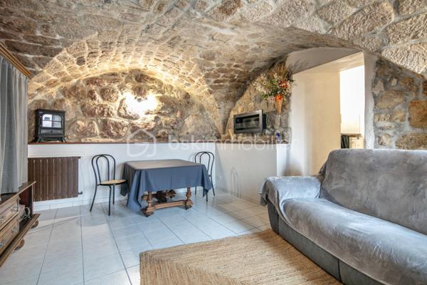 Située au cœur du charmant village de Burzet, en Ardèche, cette authentique maison de village sur quatre niveaux offre de beaux volumes et de nombreuses possibilités d'aménagement. Que vous recherchiez une résidence principale, une maison de vacances ou un investissement locatif, ce bien saura vous séduire.

Dès l'entrée, au rez-de-chaussée, vous découvrirez une magnifique pièce voûtée, pleine de caractère, pouvant être aménagée en salon ou en salle à manger. Ce niveau comprend également une kitchenette, un espace buanderie ainsi qu'un WC indépendant.

Au premier étage, vous trouverez une chambre avec son espace douche, ainsi qu'un spacieux salon-salle à manger avec une cuisine entièrement équipée. Ce niveau bénéficie également d'une entrée indépendante, offrant la possibilité de créer deux logements distincts, idéal pour un projet de location saisonnière ou annuelle.

Le deuxième étage se compose de deux chambres, d'une salle de bains et d'un WC indépendant, offrant un espace nuit confortable pour accueillir famille et amis.

Enfin, au troisième et dernier étage, une grande chambre sous les toits, pleine de charme, complète l'ensemble.

Le chauffage est assuré par une chaudière au fioul et des radiateurs électriques d'appoint.

Cette maison, au fort potentiel et au cachet authentique, n'attend plus que ses nouveaux propriétaires pour écrire une nouvelle histoire.