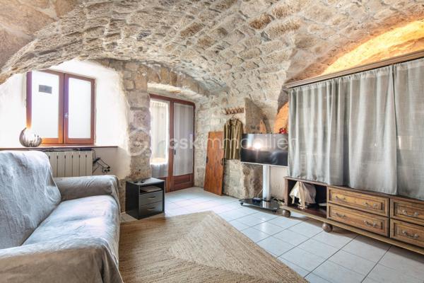 Située au cœur du charmant village de Burzet, en Ardèche, cette authentique maison de village sur quatre niveaux offre de beaux volumes et de nombreuses possibilités d'aménagement. Que vous recherchiez une résidence principale, une maison de vacances ou un investissement locatif, ce bien saura vous séduire.

Dès l'entrée, au rez-de-chaussée, vous découvrirez une magnifique pièce voûtée, pleine de caractère, pouvant être aménagée en salon ou en salle à manger. Ce niveau comprend également une kitchenette, un espace buanderie ainsi qu'un WC indépendant.

Au premier étage, vous trouverez une chambre avec son espace douche, ainsi qu'un spacieux salon-salle à manger avec une cuisine entièrement équipée. Ce niveau bénéficie également d'une entrée indépendante, offrant la possibilité de créer deux logements distincts, idéal pour un projet de location saisonnière ou annuelle.

Le deuxième étage se compose de deux chambres, d'une salle de bains et d'un WC indépendant, offrant un espace nuit confortable pour accueillir famille et amis.

Enfin, au troisième et dernier étage, une grande chambre sous les toits, pleine de charme, complète l'ensemble.

Le chauffage est assuré par une chaudière au fioul et des radiateurs électriques d'appoint.

Cette maison, au fort potentiel et au cachet authentique, n'attend plus que ses nouveaux propriétaires pour écrire une nouvelle histoire.
