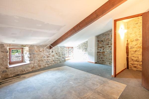 Située au cœur du charmant village de Burzet, en Ardèche, cette authentique maison de village sur quatre niveaux offre de beaux volumes et de nombreuses possibilités d'aménagement. Que vous recherchiez une résidence principale, une maison de vacances ou un investissement locatif, ce bien saura vous séduire.

Dès l'entrée, au rez-de-chaussée, vous découvrirez une magnifique pièce voûtée, pleine de caractère, pouvant être aménagée en salon ou en salle à manger. Ce niveau comprend également une kitchenette, un espace buanderie ainsi qu'un WC indépendant.

Au premier étage, vous trouverez une chambre avec son espace douche, ainsi qu'un spacieux salon-salle à manger avec une cuisine entièrement équipée. Ce niveau bénéficie également d'une entrée indépendante, offrant la possibilité de créer deux logements distincts, idéal pour un projet de location saisonnière ou annuelle.

Le deuxième étage se compose de deux chambres, d'une salle de bains et d'un WC indépendant, offrant un espace nuit confortable pour accueillir famille et amis.

Enfin, au troisième et dernier étage, une grande chambre sous les toits, pleine de charme, complète l'ensemble.

Le chauffage est assuré par une chaudière au fioul et des radiateurs électriques d'appoint.

Cette maison, au fort potentiel et au cachet authentique, n'attend plus que ses nouveaux propriétaires pour écrire une nouvelle histoire.