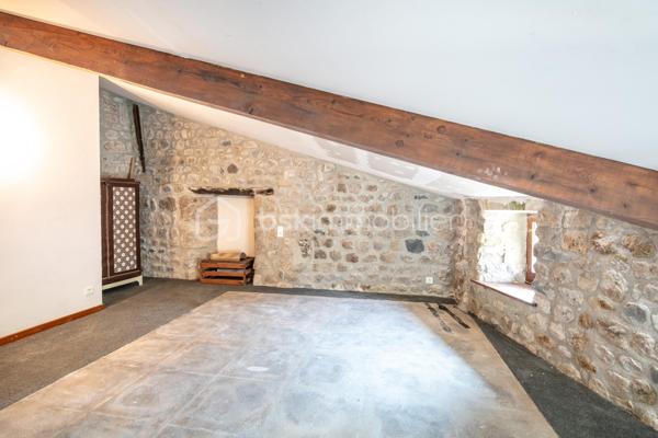 Située au cœur du charmant village de Burzet, en Ardèche, cette authentique maison de village sur quatre niveaux offre de beaux volumes et de nombreuses possibilités d'aménagement. Que vous recherchiez une résidence principale, une maison de vacances ou un investissement locatif, ce bien saura vous séduire.

Dès l'entrée, au rez-de-chaussée, vous découvrirez une magnifique pièce voûtée, pleine de caractère, pouvant être aménagée en salon ou en salle à manger. Ce niveau comprend également une kitchenette, un espace buanderie ainsi qu'un WC indépendant.

Au premier étage, vous trouverez une chambre avec son espace douche, ainsi qu'un spacieux salon-salle à manger avec une cuisine entièrement équipée. Ce niveau bénéficie également d'une entrée indépendante, offrant la possibilité de créer deux logements distincts, idéal pour un projet de location saisonnière ou annuelle.

Le deuxième étage se compose de deux chambres, d'une salle de bains et d'un WC indépendant, offrant un espace nuit confortable pour accueillir famille et amis.

Enfin, au troisième et dernier étage, une grande chambre sous les toits, pleine de charme, complète l'ensemble.

Le chauffage est assuré par une chaudière au fioul et des radiateurs électriques d'appoint.

Cette maison, au fort potentiel et au cachet authentique, n'attend plus que ses nouveaux propriétaires pour écrire une nouvelle histoire.