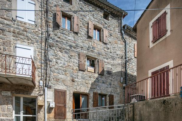 Située au cœur du charmant village de Burzet, en Ardèche, cette authentique maison de village sur quatre niveaux offre de beaux volumes et de nombreuses possibilités d'aménagement. Que vous recherchiez une résidence principale, une maison de vacances ou un investissement locatif, ce bien saura vous séduire.

Dès l'entrée, au rez-de-chaussée, vous découvrirez une magnifique pièce voûtée, pleine de caractère, pouvant être aménagée en salon ou en salle à manger. Ce niveau comprend également une kitchenette, un espace buanderie ainsi qu'un WC indépendant.

Au premier étage, vous trouverez une chambre avec son espace douche, ainsi qu'un spacieux salon-salle à manger avec une cuisine entièrement équipée. Ce niveau bénéficie également d'une entrée indépendante, offrant la possibilité de créer deux logements distincts, idéal pour un projet de location saisonnière ou annuelle.

Le deuxième étage se compose de deux chambres, d'une salle de bains et d'un WC indépendant, offrant un espace nuit confortable pour accueillir famille et amis.

Enfin, au troisième et dernier étage, une grande chambre sous les toits, pleine de charme, complète l'ensemble.

Le chauffage est assuré par une chaudière au fioul et des radiateurs électriques d'appoint.

Cette maison, au fort potentiel et au cachet authentique, n'attend plus que ses nouveaux propriétaires pour écrire une nouvelle histoire.