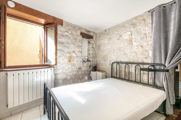 Située au cœur du charmant village de Burzet, en Ardèche, cette authentique maison de village sur quatre niveaux offre de beaux volumes et de nombreuses possibilités d'aménagement. Que vous recherchiez une résidence principale, une maison de vacances ou un investissement locatif, ce bien saura vous séduire.

Dès l'entrée, au rez-de-chaussée, vous découvrirez une magnifique pièce voûtée, pleine de caractère, pouvant être aménagée en salon ou en salle à manger. Ce niveau comprend également une kitchenette, un espace buanderie ainsi qu'un WC indépendant.

Au premier étage, vous trouverez une chambre avec son espace douche, ainsi qu'un spacieux salon-salle à manger avec une cuisine entièrement équipée. Ce niveau bénéficie également d'une entrée indépendante, offrant la possibilité de créer deux logements distincts, idéal pour un projet de location saisonnière ou annuelle.

Le deuxième étage se compose de deux chambres, d'une salle de bains et d'un WC indépendant, offrant un espace nuit confortable pour accueillir famille et amis.

Enfin, au troisième et dernier étage, une grande chambre sous les toits, pleine de charme, complète l'ensemble.

Le chauffage est assuré par une chaudière au fioul et des radiateurs électriques d'appoint.

Cette maison, au fort potentiel et au cachet authentique, n'attend plus que ses nouveaux propriétaires pour écrire une nouvelle histoire.