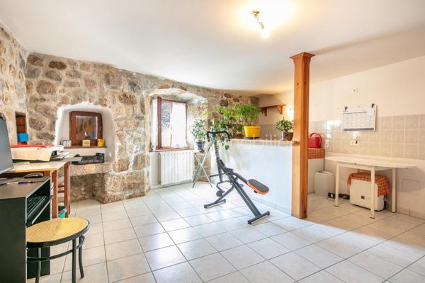 Située au cœur du charmant village de Burzet, en Ardèche, cette authentique maison de village sur quatre niveaux offre de beaux volumes et de nombreuses possibilités d'aménagement. Que vous recherchiez une résidence principale, une maison de vacances ou un investissement locatif, ce bien saura vous séduire.

Dès l'entrée, au rez-de-chaussée, vous découvrirez une magnifique pièce voûtée, pleine de caractère, pouvant être aménagée en salon ou en salle à manger. Ce niveau comprend également une kitchenette, un espace buanderie ainsi qu'un WC indépendant.

Au premier étage, vous trouverez une chambre avec son espace douche, ainsi qu'un spacieux salon-salle à manger avec une cuisine entièrement équipée. Ce niveau bénéficie également d'une entrée indépendante, offrant la possibilité de créer deux logements distincts, idéal pour un projet de location saisonnière ou annuelle.

Le deuxième étage se compose de deux chambres, d'une salle de bains et d'un WC indépendant, offrant un espace nuit confortable pour accueillir famille et amis.

Enfin, au troisième et dernier étage, une grande chambre sous les toits, pleine de charme, complète l'ensemble.

Le chauffage est assuré par une chaudière au fioul et des radiateurs électriques d'appoint.

Cette maison, au fort potentiel et au cachet authentique, n'attend plus que ses nouveaux propriétaires pour écrire une nouvelle histoire.