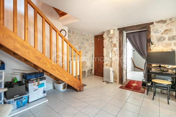 Située au cœur du charmant village de Burzet, en Ardèche, cette authentique maison de village sur quatre niveaux offre de beaux volumes et de nombreuses possibilités d'aménagement. Que vous recherchiez une résidence principale, une maison de vacances ou un investissement locatif, ce bien saura vous séduire.

Dès l'entrée, au rez-de-chaussée, vous découvrirez une magnifique pièce voûtée, pleine de caractère, pouvant être aménagée en salon ou en salle à manger. Ce niveau comprend également une kitchenette, un espace buanderie ainsi qu'un WC indépendant.

Au premier étage, vous trouverez une chambre avec son espace douche, ainsi qu'un spacieux salon-salle à manger avec une cuisine entièrement équipée. Ce niveau bénéficie également d'une entrée indépendante, offrant la possibilité de créer deux logements distincts, idéal pour un projet de location saisonnière ou annuelle.

Le deuxième étage se compose de deux chambres, d'une salle de bains et d'un WC indépendant, offrant un espace nuit confortable pour accueillir famille et amis.

Enfin, au troisième et dernier étage, une grande chambre sous les toits, pleine de charme, complète l'ensemble.

Le chauffage est assuré par une chaudière au fioul et des radiateurs électriques d'appoint.

Cette maison, au fort potentiel et au cachet authentique, n'attend plus que ses nouveaux propriétaires pour écrire une nouvelle histoire.