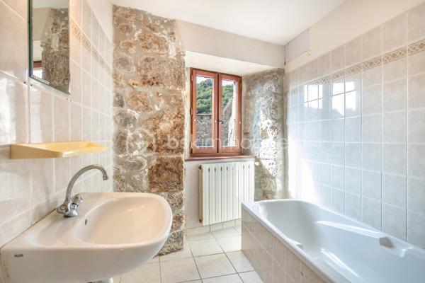 Située au cœur du charmant village de Burzet, en Ardèche, cette authentique maison de village sur quatre niveaux offre de beaux volumes et de nombreuses possibilités d'aménagement. Que vous recherchiez une résidence principale, une maison de vacances ou un investissement locatif, ce bien saura vous séduire.

Dès l'entrée, au rez-de-chaussée, vous découvrirez une magnifique pièce voûtée, pleine de caractère, pouvant être aménagée en salon ou en salle à manger. Ce niveau comprend également une kitchenette, un espace buanderie ainsi qu'un WC indépendant.

Au premier étage, vous trouverez une chambre avec son espace douche, ainsi qu'un spacieux salon-salle à manger avec une cuisine entièrement équipée. Ce niveau bénéficie également d'une entrée indépendante, offrant la possibilité de créer deux logements distincts, idéal pour un projet de location saisonnière ou annuelle.

Le deuxième étage se compose de deux chambres, d'une salle de bains et d'un WC indépendant, offrant un espace nuit confortable pour accueillir famille et amis.

Enfin, au troisième et dernier étage, une grande chambre sous les toits, pleine de charme, complète l'ensemble.

Le chauffage est assuré par une chaudière au fioul et des radiateurs électriques d'appoint.

Cette maison, au fort potentiel et au cachet authentique, n'attend plus que ses nouveaux propriétaires pour écrire une nouvelle histoire.