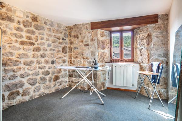 Située au cœur du charmant village de Burzet, en Ardèche, cette authentique maison de village sur quatre niveaux offre de beaux volumes et de nombreuses possibilités d'aménagement. Que vous recherchiez une résidence principale, une maison de vacances ou un investissement locatif, ce bien saura vous séduire.

Dès l'entrée, au rez-de-chaussée, vous découvrirez une magnifique pièce voûtée, pleine de caractère, pouvant être aménagée en salon ou en salle à manger. Ce niveau comprend également une kitchenette, un espace buanderie ainsi qu'un WC indépendant.

Au premier étage, vous trouverez une chambre avec son espace douche, ainsi qu'un spacieux salon-salle à manger avec une cuisine entièrement équipée. Ce niveau bénéficie également d'une entrée indépendante, offrant la possibilité de créer deux logements distincts, idéal pour un projet de location saisonnière ou annuelle.

Le deuxième étage se compose de deux chambres, d'une salle de bains et d'un WC indépendant, offrant un espace nuit confortable pour accueillir famille et amis.

Enfin, au troisième et dernier étage, une grande chambre sous les toits, pleine de charme, complète l'ensemble.

Le chauffage est assuré par une chaudière au fioul et des radiateurs électriques d'appoint.

Cette maison, au fort potentiel et au cachet authentique, n'attend plus que ses nouveaux propriétaires pour écrire une nouvelle histoire.