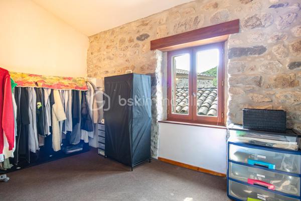 Située au cœur du charmant village de Burzet, en Ardèche, cette authentique maison de village sur quatre niveaux offre de beaux volumes et de nombreuses possibilités d'aménagement. Que vous recherchiez une résidence principale, une maison de vacances ou un investissement locatif, ce bien saura vous séduire.

Dès l'entrée, au rez-de-chaussée, vous découvrirez une magnifique pièce voûtée, pleine de caractère, pouvant être aménagée en salon ou en salle à manger. Ce niveau comprend également une kitchenette, un espace buanderie ainsi qu'un WC indépendant.

Au premier étage, vous trouverez une chambre avec son espace douche, ainsi qu'un spacieux salon-salle à manger avec une cuisine entièrement équipée. Ce niveau bénéficie également d'une entrée indépendante, offrant la possibilité de créer deux logements distincts, idéal pour un projet de location saisonnière ou annuelle.

Le deuxième étage se compose de deux chambres, d'une salle de bains et d'un WC indépendant, offrant un espace nuit confortable pour accueillir famille et amis.

Enfin, au troisième et dernier étage, une grande chambre sous les toits, pleine de charme, complète l'ensemble.

Le chauffage est assuré par une chaudière au fioul et des radiateurs électriques d'appoint.

Cette maison, au fort potentiel et au cachet authentique, n'attend plus que ses nouveaux propriétaires pour écrire une nouvelle histoire.