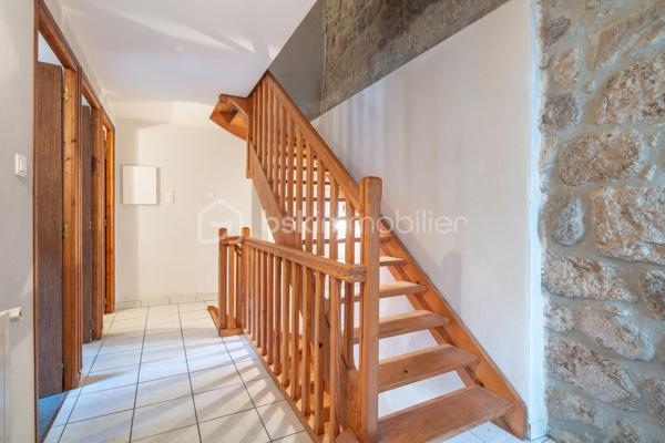 Située au cœur du charmant village de Burzet, en Ardèche, cette authentique maison de village sur quatre niveaux offre de beaux volumes et de nombreuses possibilités d'aménagement. Que vous recherchiez une résidence principale, une maison de vacances ou un investissement locatif, ce bien saura vous séduire.

Dès l'entrée, au rez-de-chaussée, vous découvrirez une magnifique pièce voûtée, pleine de caractère, pouvant être aménagée en salon ou en salle à manger. Ce niveau comprend également une kitchenette, un espace buanderie ainsi qu'un WC indépendant.

Au premier étage, vous trouverez une chambre avec son espace douche, ainsi qu'un spacieux salon-salle à manger avec une cuisine entièrement équipée. Ce niveau bénéficie également d'une entrée indépendante, offrant la possibilité de créer deux logements distincts, idéal pour un projet de location saisonnière ou annuelle.

Le deuxième étage se compose de deux chambres, d'une salle de bains et d'un WC indépendant, offrant un espace nuit confortable pour accueillir famille et amis.

Enfin, au troisième et dernier étage, une grande chambre sous les toits, pleine de charme, complète l'ensemble.

Le chauffage est assuré par une chaudière au fioul et des radiateurs électriques d'appoint.

Cette maison, au fort potentiel et au cachet authentique, n'attend plus que ses nouveaux propriétaires pour écrire une nouvelle histoire.