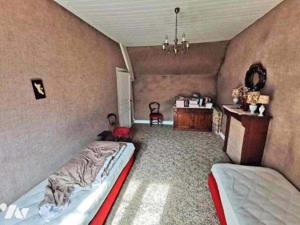 Maison en Pierre à Rénover à Proximité Immédiate du Port de Plaisance !