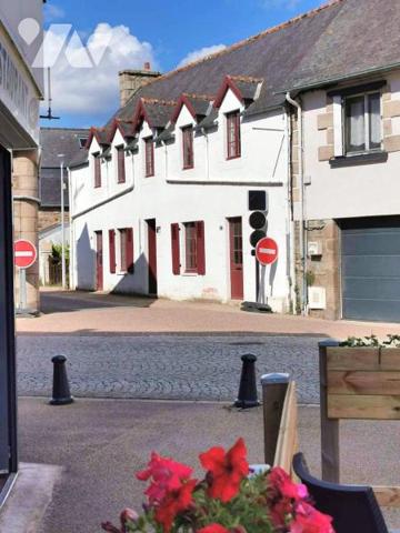 Maison en Pierre à Rénover à Proximité Immédiate du Port de Plaisance !