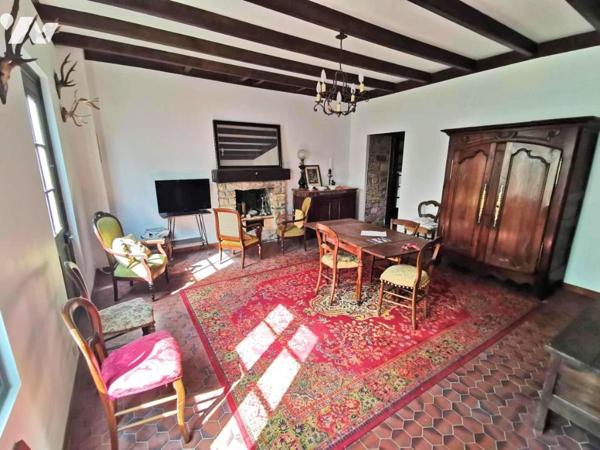 Maison en Pierre à Rénover à Proximité Immédiate du Port de Plaisance !