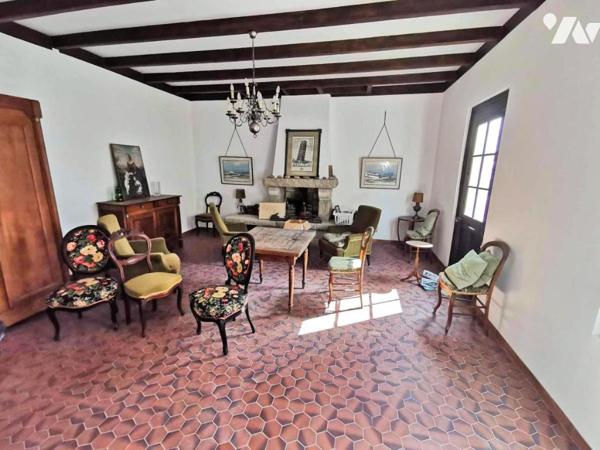 Maison en Pierre à Rénover à Proximité Immédiate du Port de Plaisance !