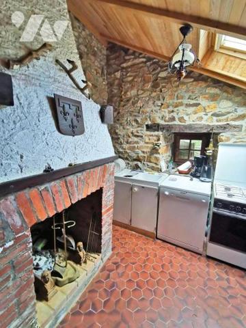 Maison en Pierre à Rénover à Proximité Immédiate du Port de Plaisance !