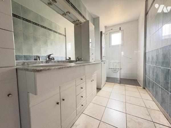 Maison familiale avec vie de plain-pied cinq chambres