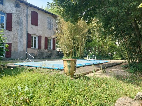 maison de village avec garage et piscine