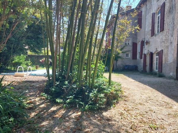 maison de village avec garage et piscine