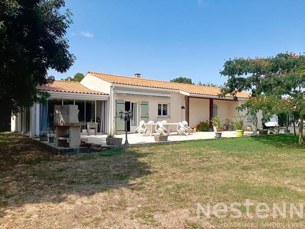 A vendre, maison de plain-pied à Saujon,137m², 8 pièces, sur un terrain d'environ 3900m²