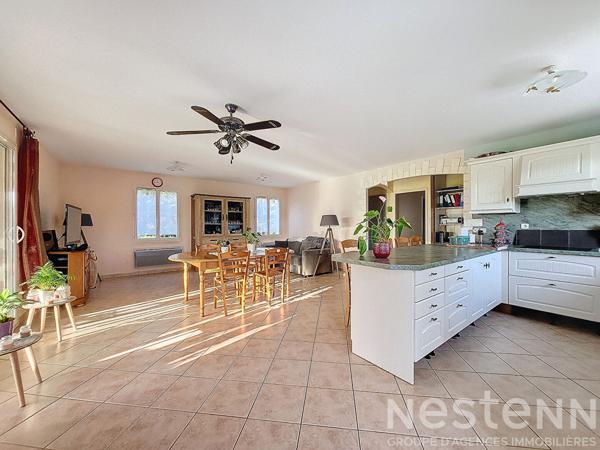 A vendre, maison de plain-pied à Saujon,137m², 8 pièces, sur un terrain d'environ 3900m²