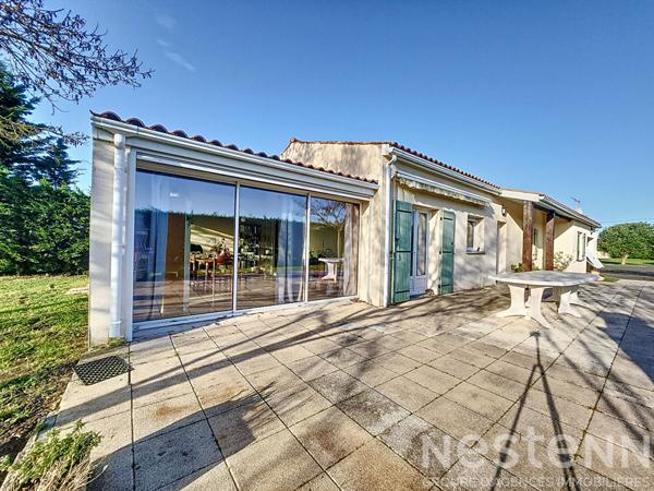 A vendre, maison de plain-pied à Saujon,137m², 8 pièces, sur un terrain d'environ 3900m²