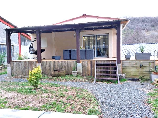 Maison T5 et entrepôt de 260m² sur terrain clos de 925m²