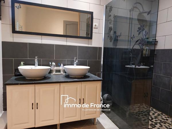 Maison T5 et entrepôt de 260m² sur terrain clos de 925m²