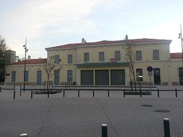 Local/bureau Bail à céder  SALON DE PROVENCE (13)240m² plain pied