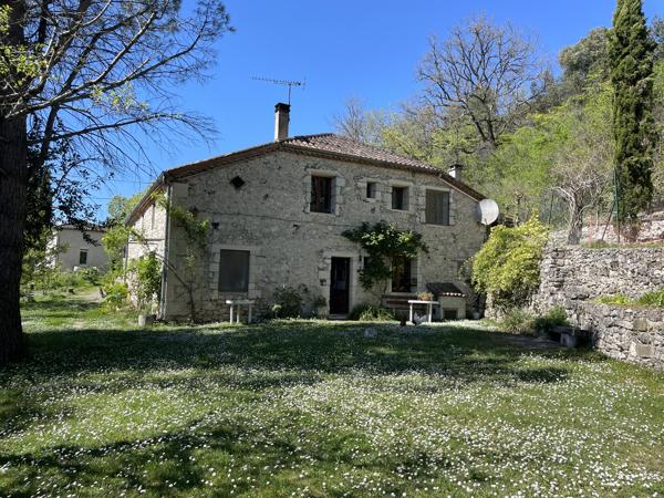 Propriété de charme à flanc de colline avec logements indépendants et vues imprenables