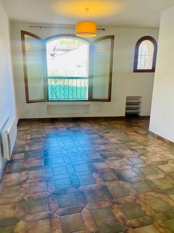 Maison village T3  avec garage Centre Saint Cannat