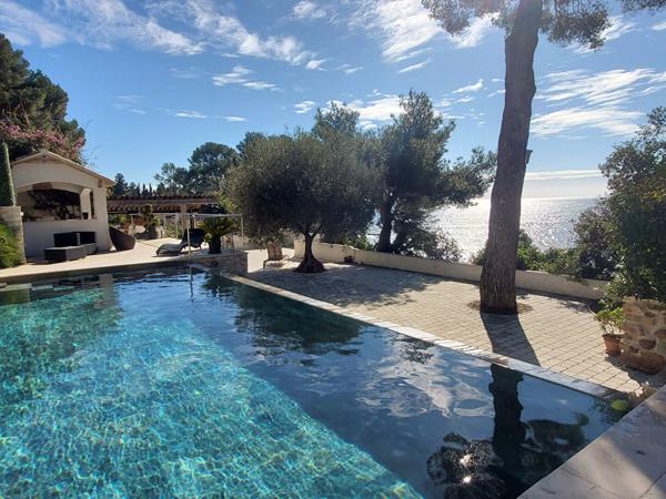 VILLA SAINT RAPHAEL ATYPIQUE FACE MER- VUE PANORAMIQUE - COUP DE COEUR