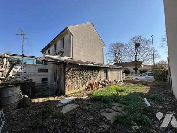Pavillon de type 5 pièces, édifiées sur un terrain de 401 m²