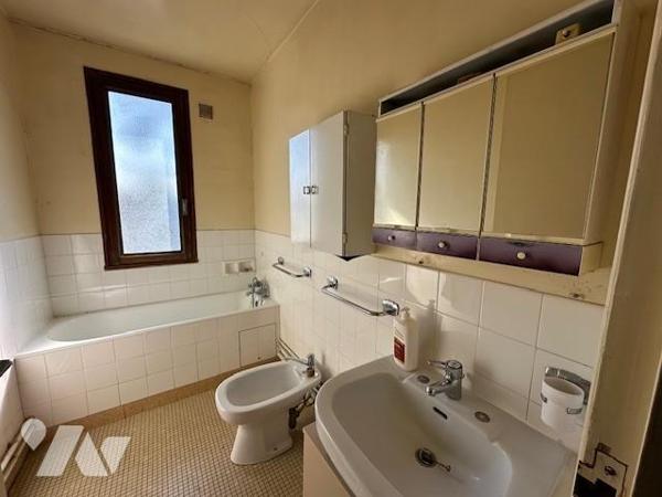 Pavillon de type 5 pièces, édifiées sur un terrain de 401 m²