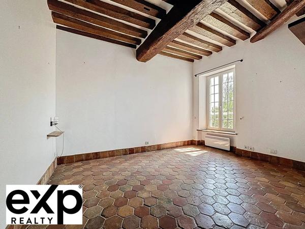 Dans le quartier le plus prisé de Mantes-la-Jolie, face à la majestueuse collégiale, cette demeure de caractère offre une vue à couper le souffle.