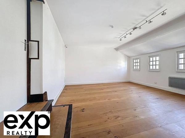 Dans le quartier le plus prisé de Mantes-la-Jolie, face à la majestueuse collégiale, cette demeure de caractère offre une vue à couper le souffle.