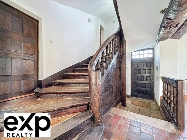 Dans le quartier le plus prisé de Mantes-la-Jolie, face à la majestueuse collégiale, cette demeure de caractère offre une vue à couper le souffle.