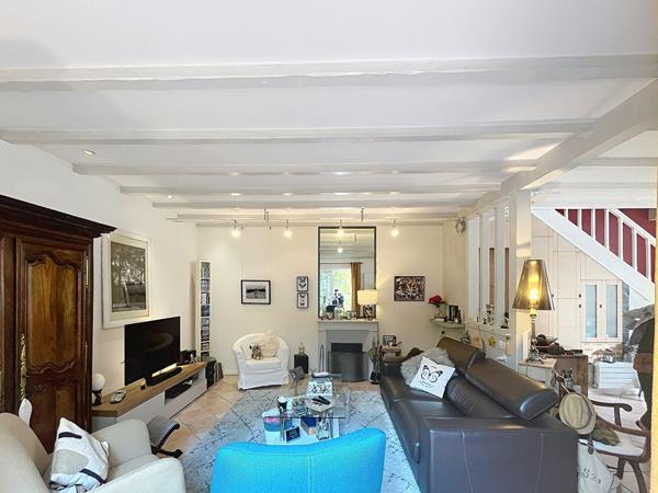 Maison coup de coeur la ville à pied , 1 minute à pied des Halles de Cholet , au calme avec un parking privatif (camping car ) pourquoi pas !!!