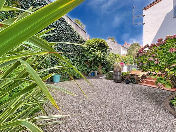 Maison coup de coeur la ville à pied , 1 minute à pied des Halles de Cholet , au calme avec un parking privatif (camping car ) pourquoi pas !!!