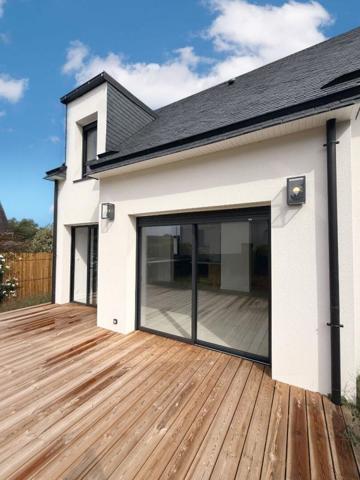 ARZON Maison de 2025, RE2020, 107 m², 4 chambres + mezzanine, garage 20 m², littoral et commerces à pied ! Frais de notaire réduits