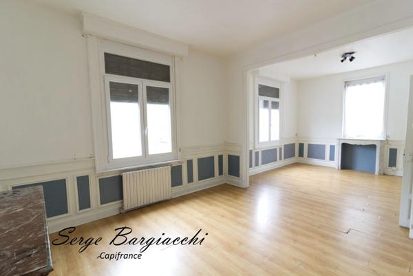 Dpt Nord (59), à CAMBRAI, immeuble à diviser, 150 m², parking