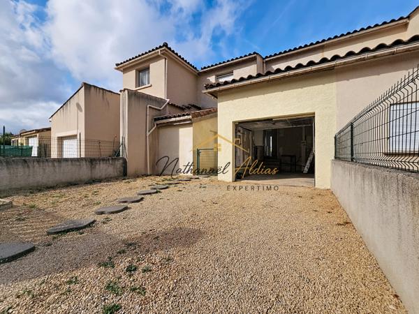 Maison récente avec garage et jardin