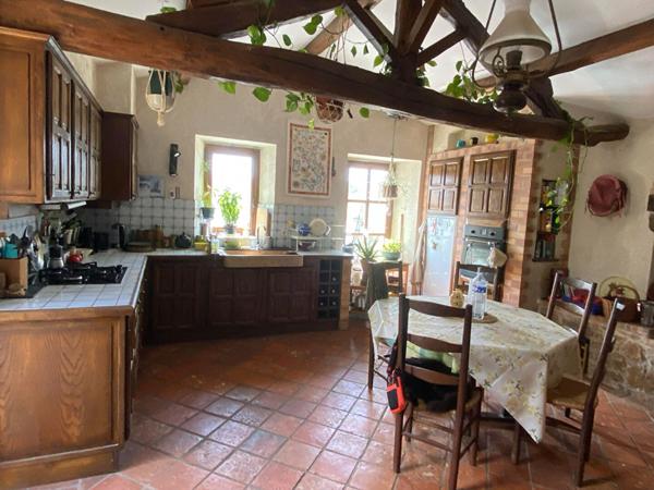 Maison ancienne de caractère de 172m² habitable avec dépendances à Faye L'Abbesse