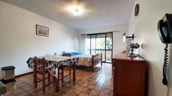 STUDIO ENTIEREMENT EQUIPE, TERRASSE