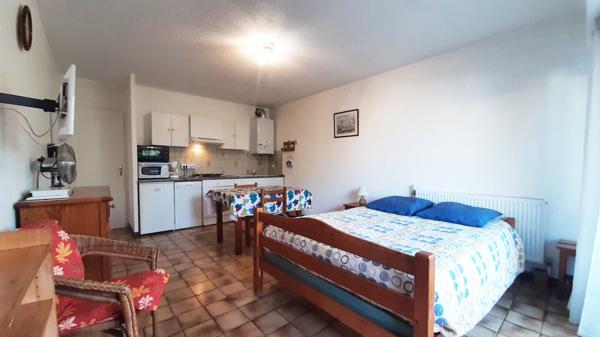 STUDIO ENTIEREMENT EQUIPE, TERRASSE