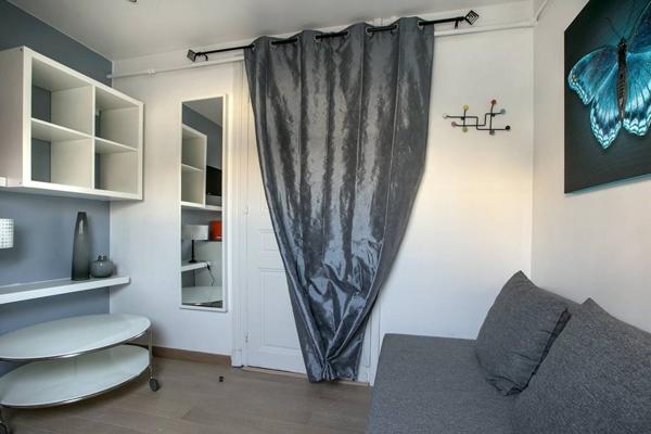 Paris (75008) Beau studio AVENUE HOCHE PARIS 8EME