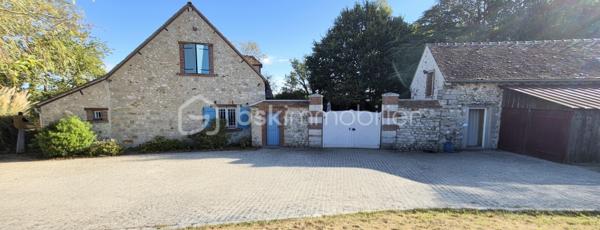 Voulton – Hameau de Bohaire (77560) 10 min de Provins

Amoureux de l’authenticité, du charme de l’ancien et des propriétés ayant une véritable âme, cette maison ne vous laissera pas indifférent.

Dès votre arrivée, vous serez séduits par l’environnement bucolique et préservé. La propriété se découvre au bout d’un chemin, avec une mare, un espace de stationnement et un magnifique jardin d’environ 4 000 m², agrémenté de remarquables arbres centenaires qui confèrent au lieu une atmosphère unique.

Datée de 1733, cette maison de caractère d’environ 190 m² a conservé de nombreux éléments authentiques qui font tout son charme.

✨ Une maison pleine de caractère

Au rez-de-chaussée, vous découvrirez une grande pièce de vie chaleureuse et conviviale, sublimée par de belles tomettes anciennes et un superbe plafond cathédrale dès l'entrée, offrant volume et luminosité.


La cuisine ouverte, à la fois fonctionnelle et élégante, est équipée avec de l’électroménager Bosch et dispose notamment d’un îlot central avec cave intégrée, idéal pour recevoir famille et amis.

La maison offre 3 chambres, ainsi que différents espaces permettant d’imaginer une vie familiale confortable ou un projet mêlant habitation et activité.

🏠 Une dépendance aux multiples possibilités

Une belle dépendance d’environ 46 m² complète la propriété. Elle comprend deux chambres et offre de nombreuses possibilités : espace pour recevoir, logement indépendant, bureau, activité professionnelle ou projet locatif, selon vos envies. Possibilité d'agrandir la dépendance.

La propriété dispose également d’une dépendance atelier, parfaite pour les passionnés de bricolage, d’artisanat ou pour du stockage.

À l’extérieur, vous profiterez d’une agréable terrasse d’environ 28 m², ouverte sur le jardin et son environnement verdoyant.

🌳 Un cadre rare et préservé

Le terrain d’environ 4 000 m² constitue l’un des véritables atouts de cette propriété. Les arbres centenaires, les espaces naturels et la mare créent un cadre paisible, à l’abri des regards.

Les + :

- Maison de caractère datant de 1733
- Environ 190 m² habitables
- 3 chambres dans la maison
- 2 chambres supplémentaires dans une dépendance de 46 m²
- Grande pièce de vie ouverte sur la cuisine
-Une entré avec plafond cathédrale
- Tomettes anciennes
- Cuisine équipée Bosch avec îlot et cave intégrée
- Terrasse de 28 m²
- Terrain d’environ 4 000 m²
- Arbres centenaires
- Mare
- Parking
- Dépendance atelier
- Double vitrage
- Pompe à chaleur
- Fosse septique

Une propriété rare, idéale pour les amoureux des belles demeures anciennes à la recherche d’un cadre de vie paisible, de charme et d’authenticité.

📍 Voulton – Hameau de Bohaire (77560)

Une maison qui ne se raconte pas seulement… elle se découvre.