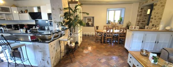 Voulton – Hameau de Bohaire (77560) 10 min de Provins

Amoureux de l’authenticité, du charme de l’ancien et des propriétés ayant une véritable âme, cette maison ne vous laissera pas indifférent.

Dès votre arrivée, vous serez séduits par l’environnement bucolique et préservé. La propriété se découvre au bout d’un chemin, avec une mare, un espace de stationnement et un magnifique jardin d’environ 4 000 m², agrémenté de remarquables arbres centenaires qui confèrent au lieu une atmosphère unique.

Datée de 1733, cette maison de caractère d’environ 190 m² a conservé de nombreux éléments authentiques qui font tout son charme.

✨ Une maison pleine de caractère

Au rez-de-chaussée, vous découvrirez une grande pièce de vie chaleureuse et conviviale, sublimée par de belles tomettes anciennes et un superbe plafond cathédrale dès l'entrée, offrant volume et luminosité.


La cuisine ouverte, à la fois fonctionnelle et élégante, est équipée avec de l’électroménager Bosch et dispose notamment d’un îlot central avec cave intégrée, idéal pour recevoir famille et amis.

La maison offre 3 chambres, ainsi que différents espaces permettant d’imaginer une vie familiale confortable ou un projet mêlant habitation et activité.

🏠 Une dépendance aux multiples possibilités

Une belle dépendance d’environ 46 m² complète la propriété. Elle comprend deux chambres et offre de nombreuses possibilités : espace pour recevoir, logement indépendant, bureau, activité professionnelle ou projet locatif, selon vos envies. Possibilité d'agrandir la dépendance.

La propriété dispose également d’une dépendance atelier, parfaite pour les passionnés de bricolage, d’artisanat ou pour du stockage.

À l’extérieur, vous profiterez d’une agréable terrasse d’environ 28 m², ouverte sur le jardin et son environnement verdoyant.

🌳 Un cadre rare et préservé

Le terrain d’environ 4 000 m² constitue l’un des véritables atouts de cette propriété. Les arbres centenaires, les espaces naturels et la mare créent un cadre paisible, à l’abri des regards.

Les + :

- Maison de caractère datant de 1733
- Environ 190 m² habitables
- 3 chambres dans la maison
- 2 chambres supplémentaires dans une dépendance de 46 m²
- Grande pièce de vie ouverte sur la cuisine
-Une entré avec plafond cathédrale
- Tomettes anciennes
- Cuisine équipée Bosch avec îlot et cave intégrée
- Terrasse de 28 m²
- Terrain d’environ 4 000 m²
- Arbres centenaires
- Mare
- Parking
- Dépendance atelier
- Double vitrage
- Pompe à chaleur
- Fosse septique

Une propriété rare, idéale pour les amoureux des belles demeures anciennes à la recherche d’un cadre de vie paisible, de charme et d’authenticité.

📍 Voulton – Hameau de Bohaire (77560)

Une maison qui ne se raconte pas seulement… elle se découvre.